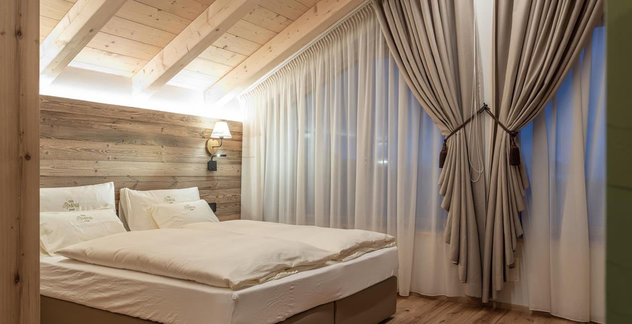 Der Schlafbereich mit Doppelbett von Ciasa Rosina