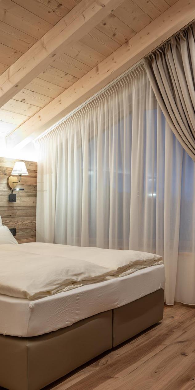 Der Schlafbereich mit Doppelbett von Ciasa Rosina