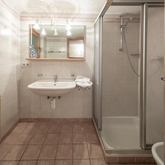 Badezimmer von Ciasa Vedla mit Waschbecken und Dusche