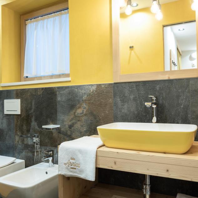 Badezimmer mit Waschtisch, Bidet und WC - Ciasa Arnica