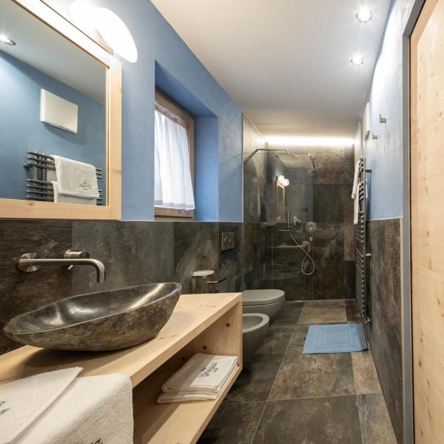 Uno dei bagni di Ciasa Grazia con doccia, lavabo, bidet e WC