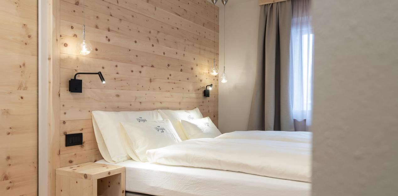 Ein Schlafzimmer mit Doppelbett - Ciasa Grazia