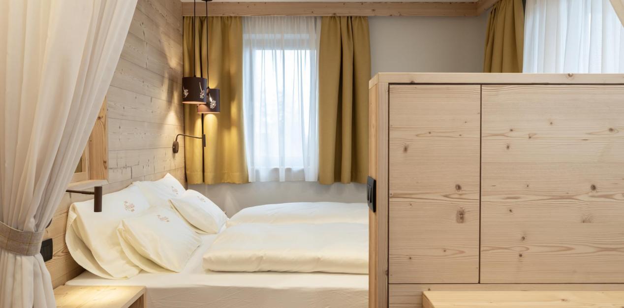 Schlafbereich mit Doppelbett - Ciasa Arnica