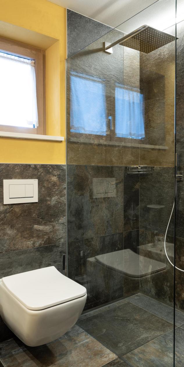 Badezimmer mit Dusche, WC und Bidet - Ciasa Arnica