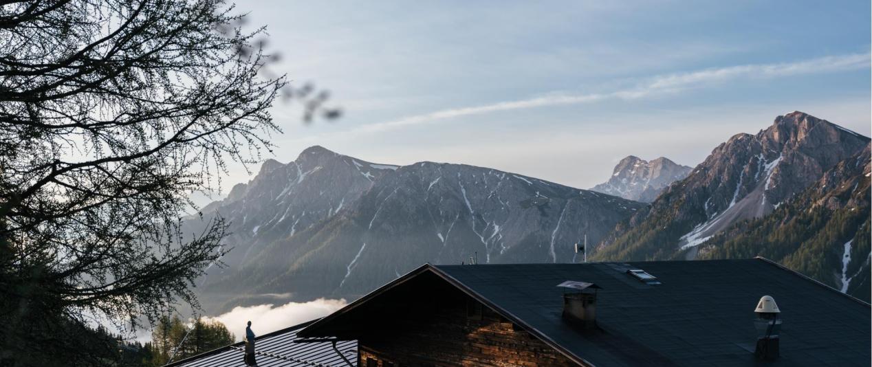 A chalet and mountains