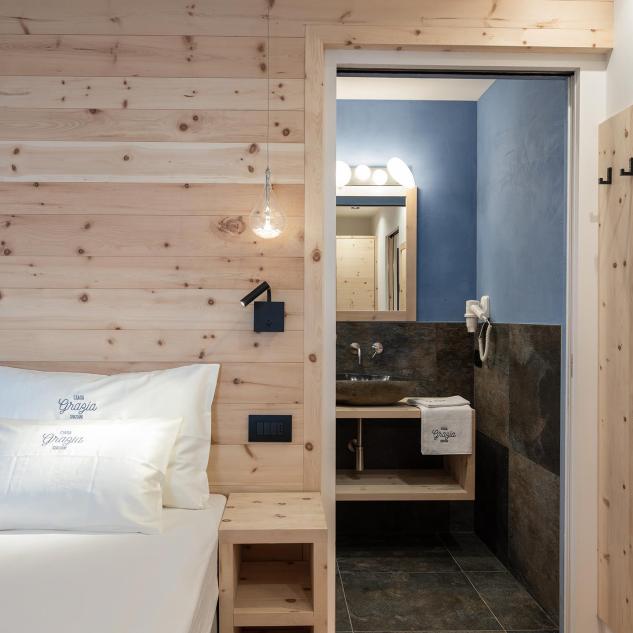 Ein Schlafzimmer mit angeschlossenem Badezimmer - Ciasa Grazia
